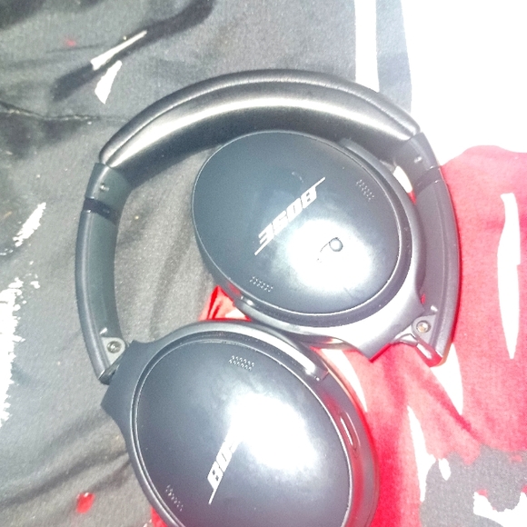 BOSE- Quietcomfort45 sound cancellation Bluetooth headphones. QC45 - Picture 4 of 4